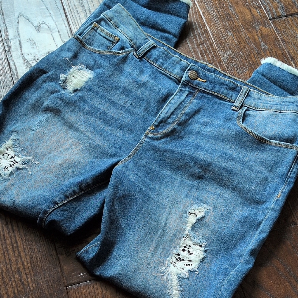 CHICO'S I Distressed The Platinum Ankle Ripped Jeans with Lace Details, 1.5 /10
